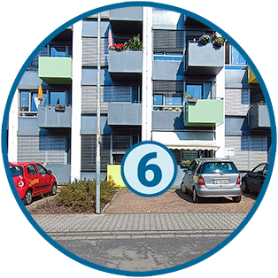 Stellplätze für Patienten: Kreisförmiges Bild des freien Parkplatzes vor dem Seniorenwohnsitz